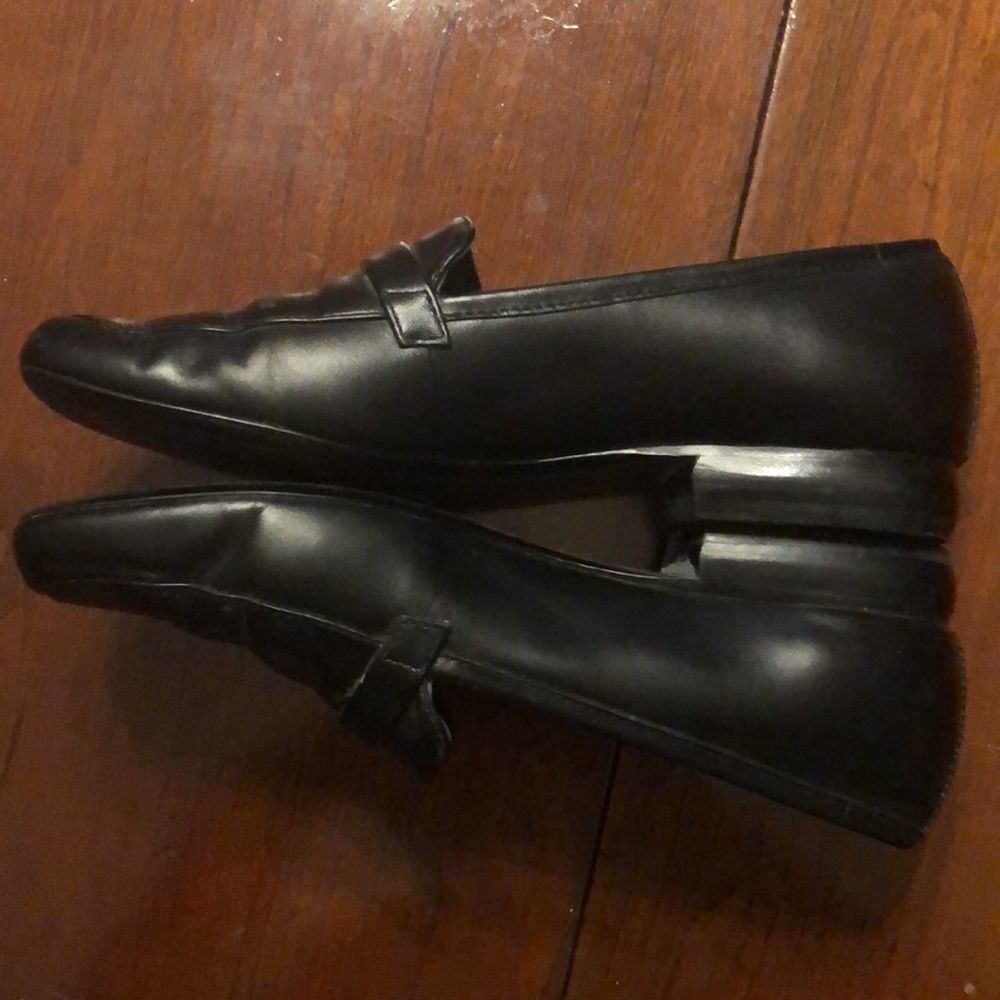 Ann Klein leather loafers in size 6M EUC black with AK logo in gold on strap - Picture 12 of 16